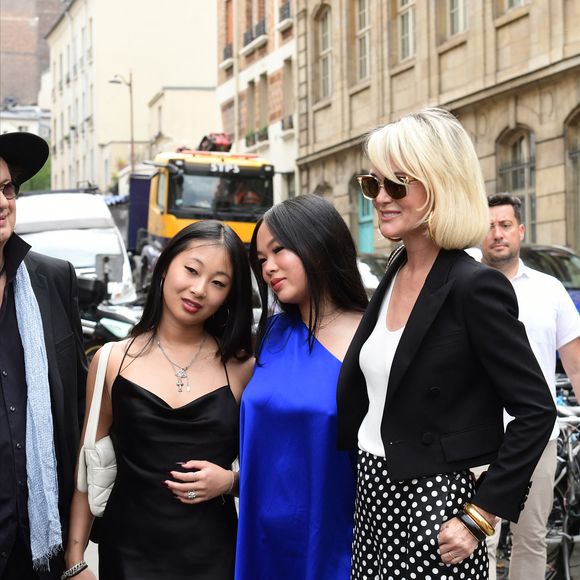 Laeticia Hallyday et ses filles Jade et Joy à leur arrivée au mariage de Claude Lelouch à la mairie du 18ème à Paris. Le 17 juin 2023 (Agence / Bestimage).