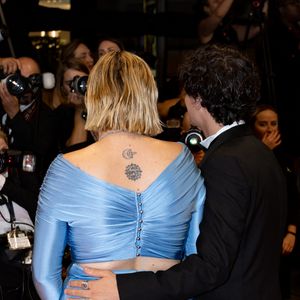 En attendant, Louane a dévoilé aux internautes sont nouveau tatouage le lundi 25 août 2025 sur Instagram.

Florian Rossi et sa compgane Louane Emera - Montée des marches du film « The Idol » lors du 76ème Festival International du Film de Cannes, au Palais des Festivals à Cannes. Le 22 mai 2023
© Jacovides-Moreau / Bestimage