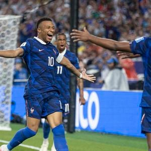 Les joueurs de l'Équipe de France après le but de Ousmane Dembele dans le match France-Irak.

© Bestimage