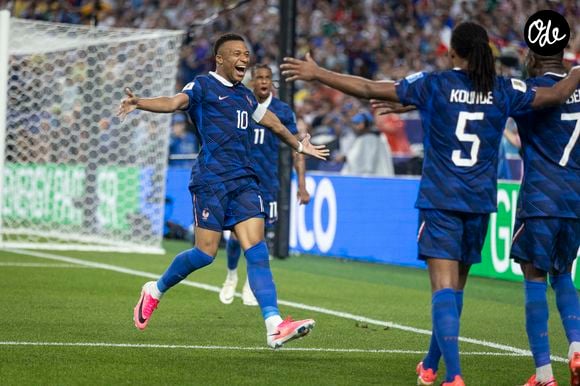 Les joueurs de l'Équipe de France après le but de Ousmane Dembele dans le match France-Irak.

© Bestimage