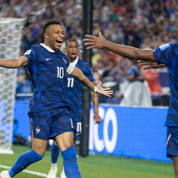 Les joueurs de l'Équipe de France après le but de Ousmane Dembele dans le match France-Irak.

© Bestimage