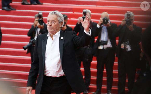 Alain Delon - Montée des marches du film "A Hidden Life" lors du 72ème Festival International du Film de Cannes, le 19 mai 
2019. © Denis Guignebourg/Bestimage