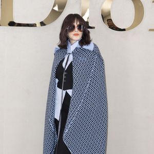 Isabelle Adjani au photocall au défilé Christian Dior Collection Femme Prêt-à-Porter Printemps/Eté 2026 lors de la Fashion Week de Paris (PFW), dans le Jardin des Tuileries, à Paris, France, le 1er octobre 2025. © Olivier Borde/Bestimage