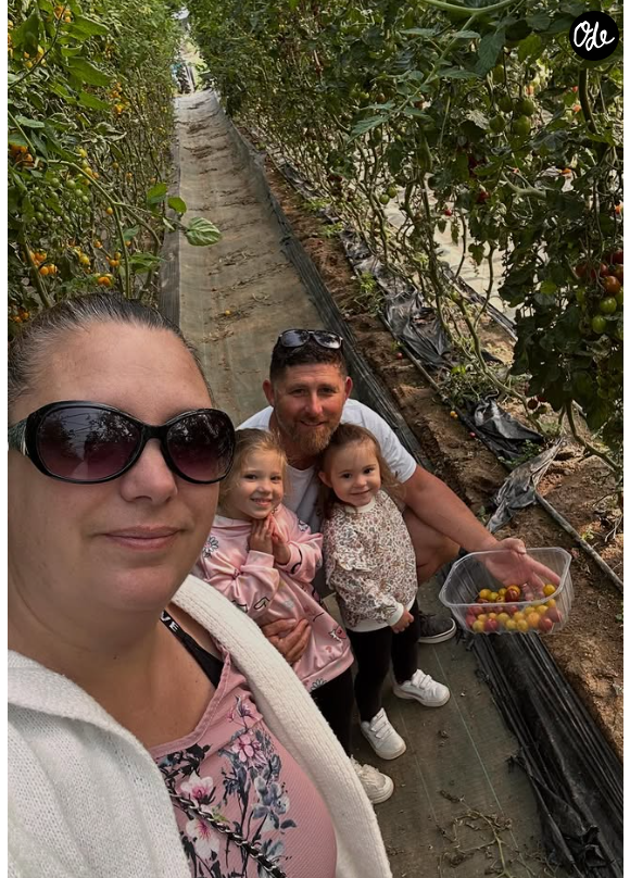 Pour y parvenir, Fanny Lécossais a adopté un rééquilibrage alimentaire composé de deux cuillères à soupe de féculents, d'une source de protéines et de légumes à volonté à chaque repas.

© Instagram / famille_lecossais_tf1