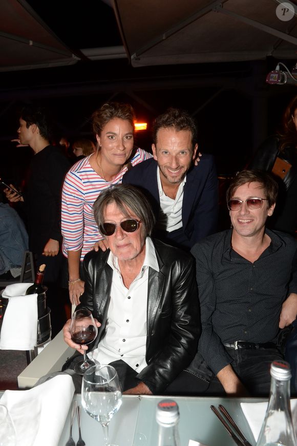 Laurent Milchior (gérant du groupe Etam) avec sa femme Stéphanie, Jacques Dutronc et son fils Thomas Dutronc - Soirée de la 9ème édition du "Etam Live Show" (Etam Lingerie) lors de la fashion week à Paris, le 27 septembre 2016. La marque Etam fête ses 100 ans en 2016. © Rachid Bellak/Bestimage