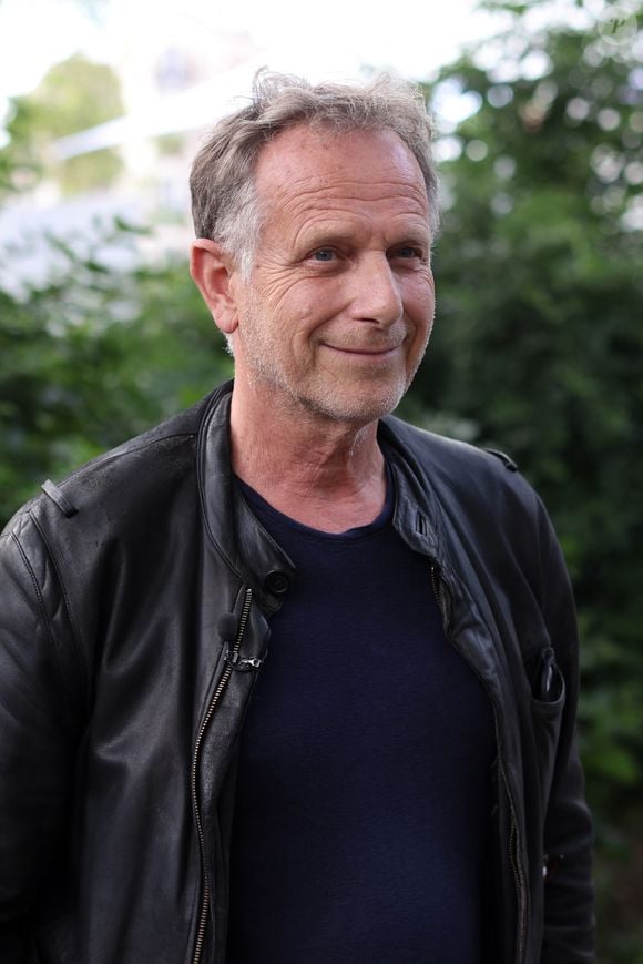 Après 15 ans de bons et loyaux services, Charles Berling souhaite se concentrer sur ses autres activités.

L'acteur Charles Berling lors d'une réunion de campagne électorale sur le thème Construire le Front Populaire (PFN) et la coalition électorale des partis de gauche appelée Nouveau Front Populaire, à Montreuil, le 17 juin 2024. © Stéphane Lemouton / Bestimage