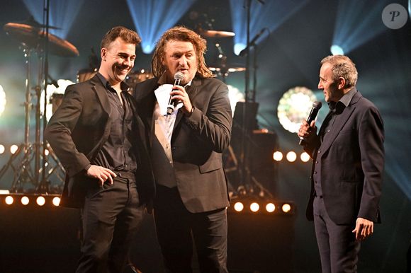Henri Herbert, Olivier Delacroix et Elie Semoun durant la soirée caritative au profit de l'AMPA (Association Monégasque pour la recherche sur la maladie d’Alzheimer) et des vallées sinistrées après le passage de la tempête Alex, organisé par l'artiste S.Bolongaro à l'opéra de Nice, le 16 novembre 2022. Une soirée sous le signe de l'humour présenté par le journaliste Olivier Delacroix et Elie Semoun avec pour marraine Adriana Karembeu. Le sculpteur niçoisappartenant au courant du Dadaïsme, bien connu pour les sculptures de son Jack Russell Totor, Bolongaro est suivi par Mme Catherine Pastor, présidente de l'AMPA. A la fin du show deux spectateurs on pu repartir avec un Totor, l'un de 70 cm dédicacé par les artistes et le second d'1m10, grâce au numéro inscrit sur les places du concert tiré par le chanteur Patrick Hernandez. © Bruno Bébert/Bestimage