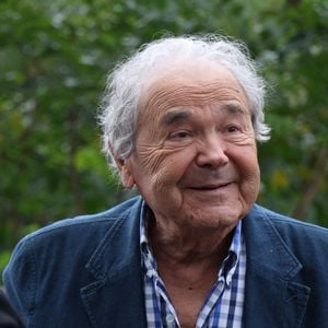 Discret depuis cette perte, il apparaît souriant sur une photo partagée avec son message.

Pierre Perret - Arrivées lors de l'enregistrement de l'émission "Vivement Dimanche" (du 16 novembre) à Paris le 22 octobre 2025. © Bestimage