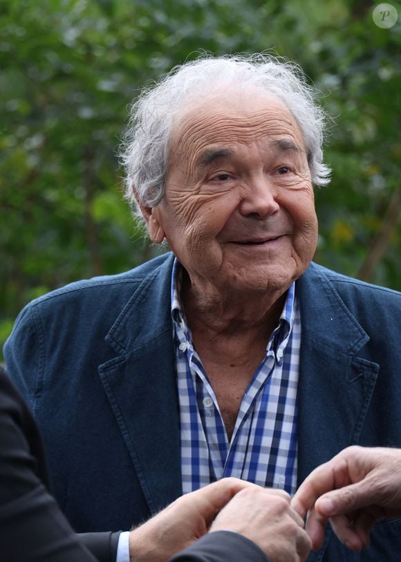 Discret depuis cette perte, il apparaît souriant sur une photo partagée avec son message.

Pierre Perret - Arrivées lors de l'enregistrement de l'émission "Vivement Dimanche" (du 16 novembre) à Paris le 22 octobre 2025. © Bestimage