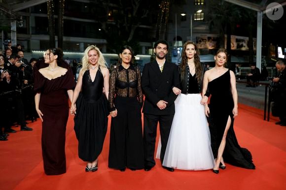 Elle a foulé le tapis rouge aux côtés des autres membres de l'équipe du long-métrage. 

Sonia Faïdi, Kim Higelin (Bijoux Tasaki), Marion Le Corroler, Mara Taquin, Sami Outalbali et Carole Lambert - Montée des marches du film " Sanguine " lors du 79ème Festival International du Film de Cannes, le 14 mai 2026. © Jacovides-Moreau / Bestimage