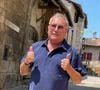 Le réalisateur a justifié auprès de Libération : "Si je me lève en pleine nuit pour écrire, je ne veux pas entendre : 'Qu'est-ce que tu fais ?'". 
Exclusif - Le réalisateur Fabien Onteniente a profité d'une halte gastronomique dans le village de Sousceyrac, dans le Lot avant de partir assister au Critérium cycliste professionnel de Marcolès dans le Cantal le 6 aout 2025. © Fabien Faure/Bestimage