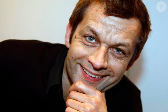 Laurent Mariotte pose lors d'une séance de portrait à Paris, France, mars 2011. Photo par VIM/ABACAPRESS.COM