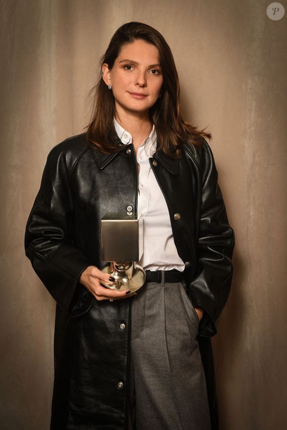 Joséphine Japy pose avec son prix lors de la soirée de clôture de la 7eme édition du Festival Cinéroman, à Nice, le 4 octobre 2025.
© Bruno Bebert/Bestimage