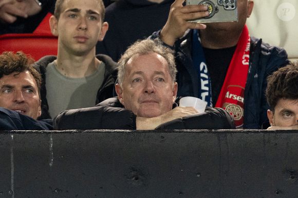 Le journaliste et animateur de télévision britannique, Piers Morgan dans les tribunes lors du match retour de la Ligue Des Champions 2024-2025 (LDC) "PSG - Arsenal" (2-1) au Parc des Princes à Paris le 7 mai 2025. © Cyril Moreau/Bestimage