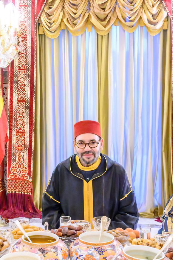 Le Roi Mohammed VI du Maroc assiste à un Iftar (repas traditionnel de rupture du jeûne du Ramadan) avec le Premier ministre espagnol Pedro Sanchez, au Palais Royal, à Rabat, Maroc, le 7 avril 2022. Photo par Azzouz Boukallouch via Balkis Press/ABACAPRESS.COM