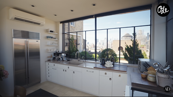 Ses terrasses offrent une vue spectaculaire sur Manhattan.

Julianne Moore a ouvert les portes de son appartement à New-York. Capture d'écran Youtube