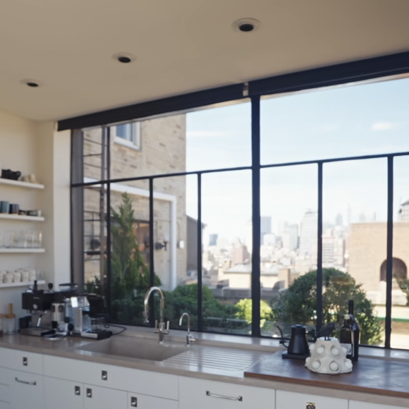 Ses terrasses offrent une vue spectaculaire sur Manhattan.

Julianne Moore a ouvert les portes de son appartement à New-York. Capture d'écran Youtube