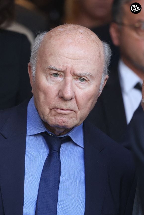 Ses collègues ont salué son courage et espèrent le revoir rapidement à l’antenne. "Tu as vaincu une première fois. Pourquoi pas une deuxième fois ?", l'a encouragé Olivier Mazerolle.

Olivier Mazerolle aux obsèques de Philippe Labro en l'église de Saint-Germain-des-Prés à Paris le 13 juin 2025.

© Dominique Jacovides - Christophe Clovis / Bestimage