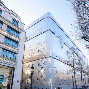 Louis Vuitton va ouvrir son hôtel de luxe de 6000 m2 sur les Champs Elysées !  Situé au 103 avenue des Champs-Elysées à Paris, ce bâtiment incroyable se situera juste en face du célèbre flagship de Louis Vuitton.
 Jack Tribeca/Bestimage