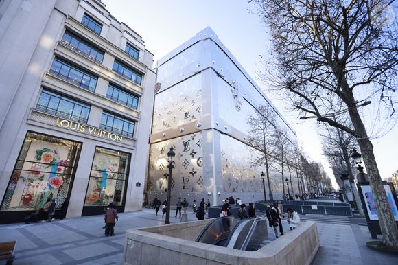 Louis Vuitton va ouvrir son hôtel de luxe de 6000 m2 sur les Champs Elysées !  Situé au 103 avenue des Champs-Elysées à Paris, ce bâtiment incroyable se situera juste en face du célèbre flagship de Louis Vuitton.
 Jack Tribeca/Bestimage