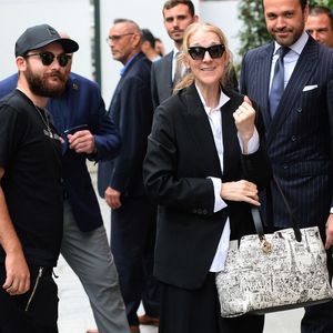 Céline Dion, accompagnée de son fils René-Charles Angélil, arrive à l'hôtel Royal Monceau à Paris avant l'ouverture des JO (Jeux Olympiques) Paris 2024 le 23 juillet 2024.