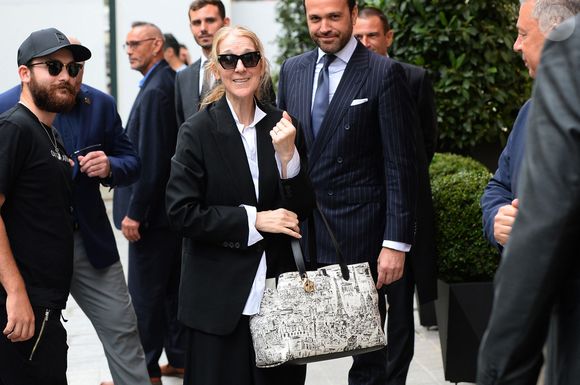 Céline Dion, accompagnée de son fils René-Charles Angélil, arrive à l'hôtel Royal Monceau à Paris avant l'ouverture des JO (Jeux Olympiques) Paris 2024 le 23 juillet 2024.