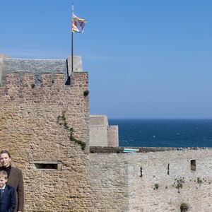 Le prince Albert II de Monaco, La princesse Charlène de Monaco, La princesse Gabriella de Monaco, comtesse de Carladès, Le prince Jacques de Monaco, marquis des Baux lors d'une visite au Fort la Latte, Château de La Roche Goyon à Plévenon le 9 avril 2025. Le donjon fut érigé vers 1350 par Etienne III de Goyon, seigneur de Matignon

© Olivier Huitel / Pool / Bestimage