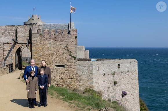 Le prince Albert II de Monaco, La princesse Charlène de Monaco, La princesse Gabriella de Monaco, comtesse de Carladès, Le prince Jacques de Monaco, marquis des Baux lors d'une visite au Fort la Latte, Château de La Roche Goyon à Plévenon le 9 avril 2025. Le donjon fut érigé vers 1350 par Etienne III de Goyon, seigneur de Matignon

© Olivier Huitel / Pool / Bestimage