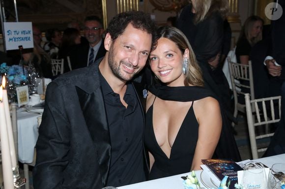 C'est l'amour fou entre Eric Antoine et Gennifer Demey. 

Éric Antoine et sa femme Gennifer Demey - Gala « Vaincre le Cancer » au Cercle Interallié à Paris. 

© Bertrand Rindoff / Bestimage