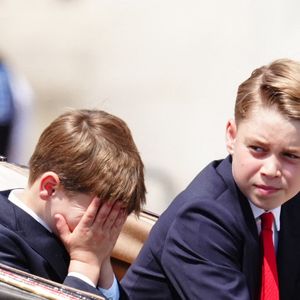 Le prince Louis (à gauche) et le prince George rentrent au palais de Buckingham après la cérémonie du drapeau dans le centre de Londres, alors que le roi Charles III célèbre son anniversaire officiel. Date de la photo : samedi 14 juin 2025. ... Cérémonie de remise des couleurs ... 14-06-2025 ... Londres ... UK ... Le crédit photo doit être lu comme suit : Aaron Chown/PA Wire. Numéro de référence unique : 80648612 ... Le crédit photo doit être lu comme suit : Aaron Chown/PA Wire