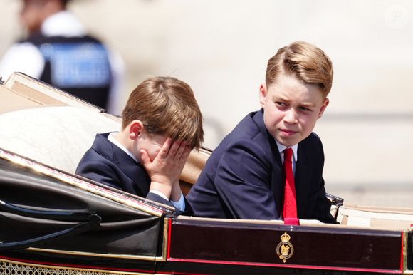 Le prince Louis (à gauche) et le prince George rentrent au palais de Buckingham après la cérémonie du drapeau dans le centre de Londres, alors que le roi Charles III célèbre son anniversaire officiel. Date de la photo : samedi 14 juin 2025. ... Cérémonie de remise des couleurs ... 14-06-2025 ... Londres ... UK ... Le crédit photo doit être lu comme suit : Aaron Chown/PA Wire. Numéro de référence unique : 80648612 ... Le crédit photo doit être lu comme suit : Aaron Chown/PA Wire