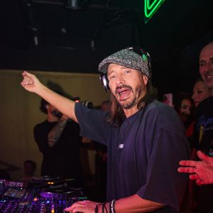 Bob Sinclar aux platines lors de la soirée B-BOY ISH au Pavillon Tilsitt à Paris, le 10 décembre 2025.
© Florian Lavielle / Bestimage