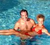 Les audiences massives des rediffusions successives ont motivé ce pari de production audacieux.

Archives - Aux Seychelles, Jean Dujardin et Alexandra Lamy sur le tournage de la série "Un gars, une fille" le 2 décembre 2002.