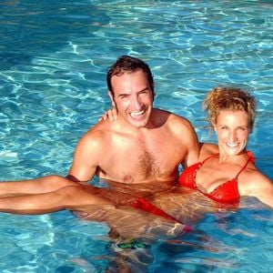 Les audiences massives des rediffusions successives ont motivé ce pari de production audacieux.

Archives - Aux Seychelles, Jean Dujardin et Alexandra Lamy sur le tournage de la série "Un gars, une fille" le 2 décembre 2002.