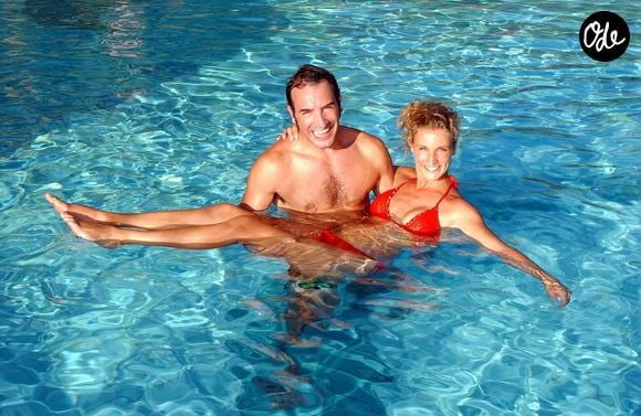 Les audiences massives des rediffusions successives ont motivé ce pari de production audacieux.

Archives - Aux Seychelles, Jean Dujardin et Alexandra Lamy sur le tournage de la série "Un gars, une fille" le 2 décembre 2002.