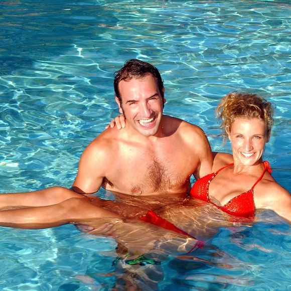 Les audiences massives des rediffusions successives ont motivé ce pari de production audacieux.

Archives - Aux Seychelles, Jean Dujardin et Alexandra Lamy sur le tournage de la série "Un gars, une fille" le 2 décembre 2002.