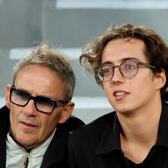 Julien Courbet et son fils Gabin dans les tribunes lors de la session du soir des Internationaux de France de Tennis de Roland Garros 2025, à Paris, France, le 4 juin 2025. © Jacovides-Moreau/Bestimage