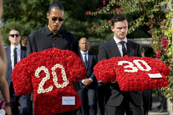 Equipe de Liverpool - Obsèques de l'attaquant portugais de Liverpool, Diogo Jota, 28 ans, et de son frère André Silva, 25 ans, à la la chapelle São Cosme à Gondomar, le 5 juillet 2025. Diogo Jota et André Silva ont trouvé la mort dans un accident de voiture sur l'A-52 près de Zamor en Espagne, dans la nuit du 2 au 3 juillet 2025. 
© Atlantico / PsnewZ / Bestimage