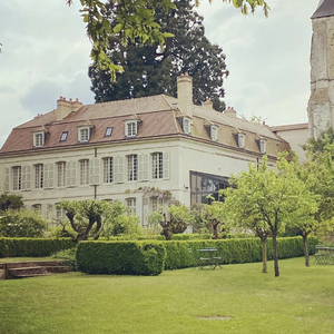 Cette propriété, qu’il a rachetée en mauvais état, lui a coûté de lourdes dettes.

Le Collège royal et militaire de Thiron Gardais, propriété de Stéphane Bern