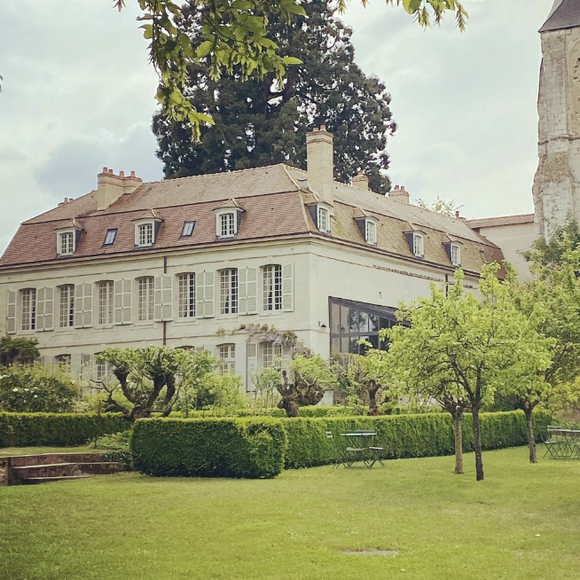 Cette propriété, qu’il a rachetée en mauvais état, lui a coûté de lourdes dettes.

Le Collège royal et militaire de Thiron Gardais, propriété de Stéphane Bern