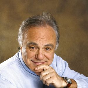 Le présentateur de télévision français Laurent Cabrol pose à Paris, France, en décembre 2006. Photo by VIM/ABACAPRESS.COM