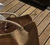 Les sacs de plage et accessoires estivaux laissent place au vestiaire citadin de la nouvelle saison.