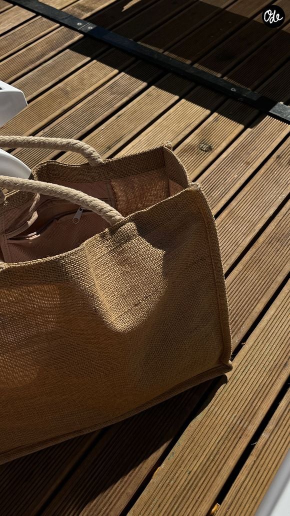 Les sacs de plage et accessoires estivaux laissent place au vestiaire citadin de la nouvelle saison.
