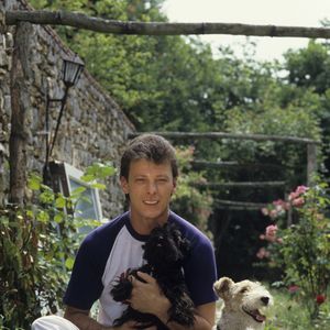 En France, chez lui à Barbizon, en extérieur, Herbert Léonard le 11 juillet 1984