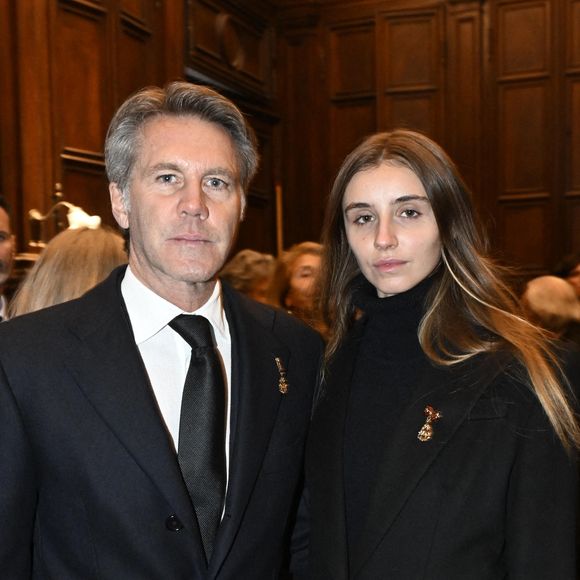 Vittoria de Savoie n’a pas connu une enfance comme toutes les autres. Entre son titre de princesse et l'exposition médiatique de ses parents, son quotidien a longtemps rimé avec exception.

Emmanuel-Philibert de Savoie et sa fille Vittoria de Savoie, princesse de Carignan et marquise d'Ivrée, lors de la messe votive du Prince Vittorio Emanuele à la Basilique de Superga à Turin en Italie. 

©Max Montingelli/SGP/Bestimage