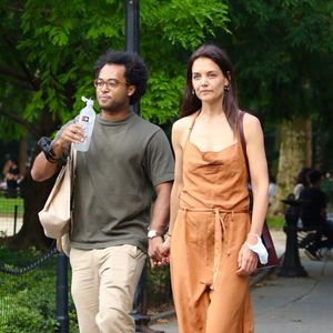 Exclusif - Katie Holmes et son compagnon Bobby Wooten III font une balade romantique à Washington Park à New York, le 5 août 2022.
Crédit : Backgrid USA / Bestimage
