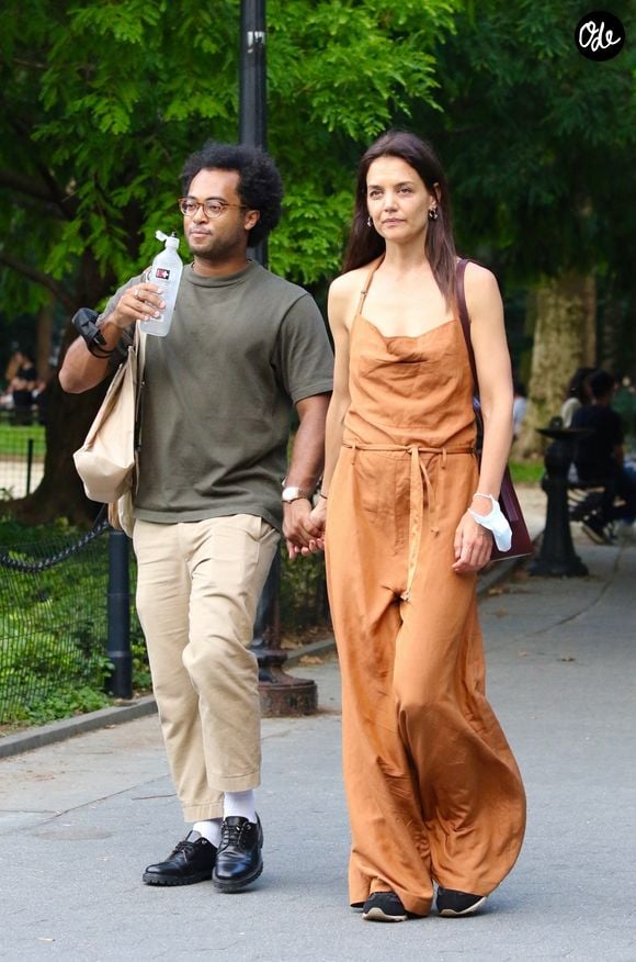 Exclusif - Katie Holmes et son compagnon Bobby Wooten III font une balade romantique à Washington Park à New York, le 5 août 2022.
Crédit : Backgrid USA / Bestimage
