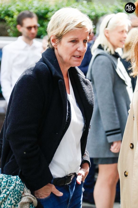 Elle rejoint l'équipe de campagne de Gabriel Attal pour la présidentielle, en tant que porte-parole et responsable de la communication. 

Céline Géraud à la sortie des obsèques du journaliste Daniel Bilalian en l'église Saint-Pierre de Neuilly-sur-Seine, FRance, le 22 mai 2025. © Clovis-Ouahcene/Bestimage |