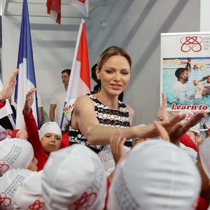 Sur Instagram, le Palais Princier explique : "S.A.S. la Princesse Charlène et Madame Brigitte Macron ont trouvé un terrain de dialogue complice, à l’image des liens solides qui unissent la France et Monaco".

La princesse Charlène de Monaco lors de l'opération Water Safety Day à la piscine du stade Louis II à Monaco
© Dominique Jacovides / Bestimage