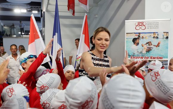 Sur Instagram, le Palais Princier explique : "S.A.S. la Princesse Charlène et Madame Brigitte Macron ont trouvé un terrain de dialogue complice, à l’image des liens solides qui unissent la France et Monaco".

La princesse Charlène de Monaco lors de l'opération Water Safety Day à la piscine du stade Louis II à Monaco
© Dominique Jacovides / Bestimage